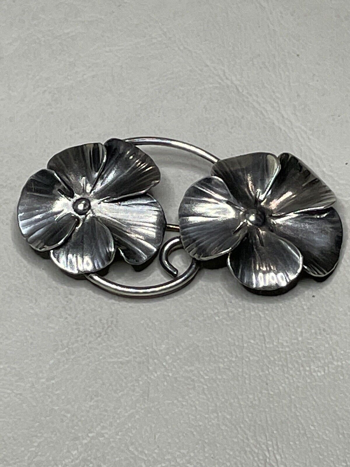 RARE STUART NYE STERLING SILVER PANSY BROOCH PIN FLORAL 1950\'S 1 3/4 X 5/8\