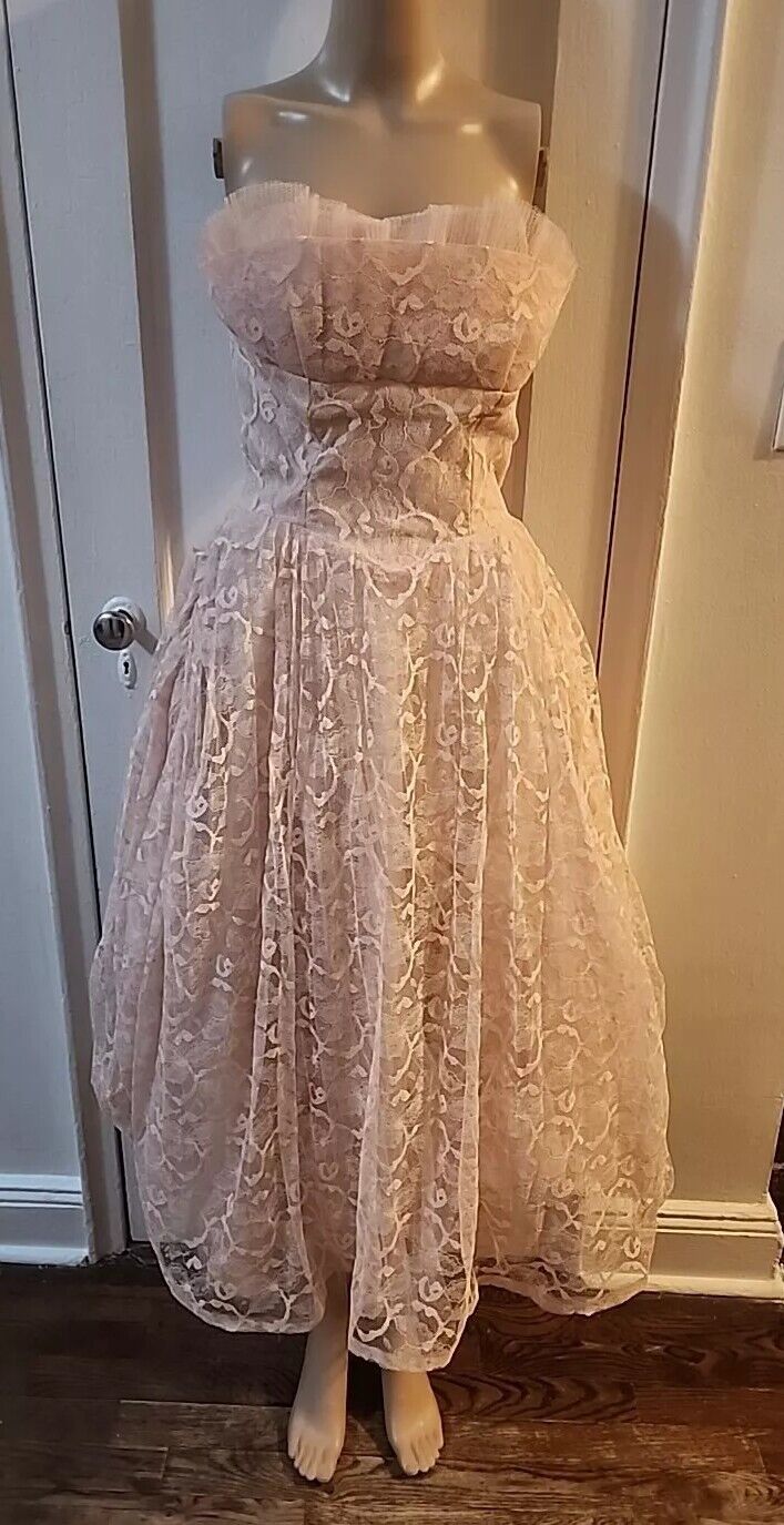 VINTAGE 1950s LT PINK PROM/PARTY STRAPLESS DRESS Size XS  Layered Lace/Tulle