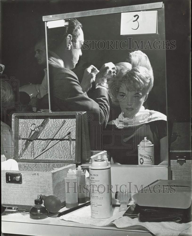 1962 Press Photo Hairdresser creates bluebird style at beauty shop - lra60874