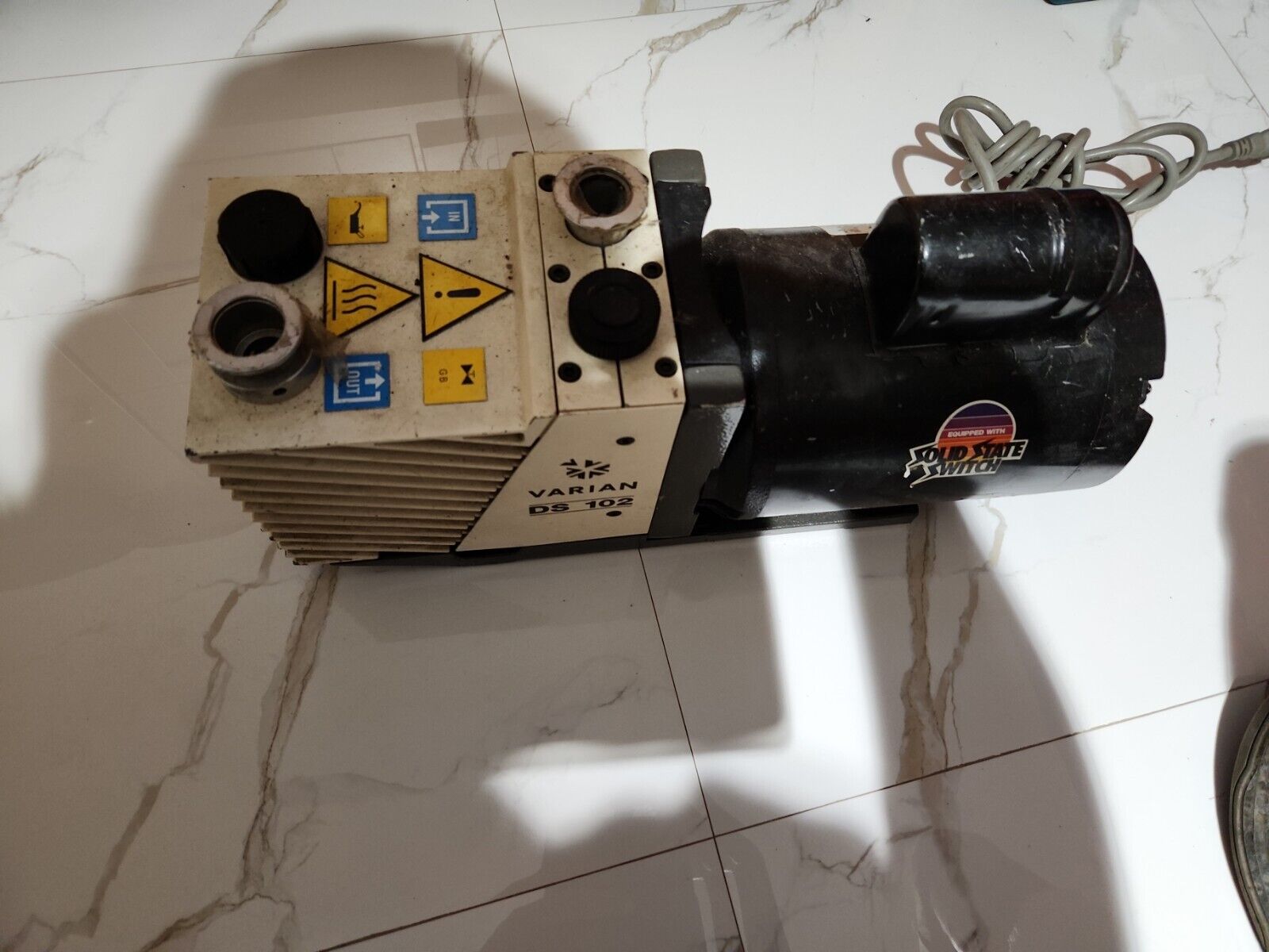 Agilent/Varian DS 102 DS102 Rotary Vane Vacuum Pump, working