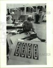 1992 Press Photo Kevin Gilbert assembles office chair at Houston IKEA picture