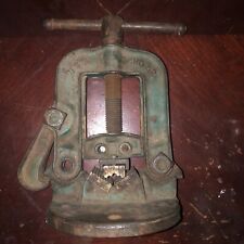 VINTAGE LITTLESTOWN No. 42 BENCH TOP VISE PIPE CLAMP TABLE MOUNT picture