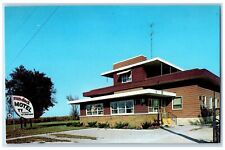 c1950 Sun Deck Motel Inn Signage Antenna Wood Building Ground Mazon ILL Postcard picture
