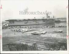 1958 Press Photo Houston crowd watches berthing of Navy carrier USS Tripoli. picture