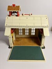 VINTAGE 1971 FISHER-PRICE LITTLE PEOPLE PLAY FAMILY SCHOOL #923 - No Accessories picture