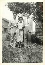 SOLDIER ON LEAVE HOME FARM BARN 1940'S Old Photo B&W Photo 3.5X5 picture