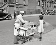 1939 NEW YORK CITY SIDEWALK  ICE VENDOR Photo  (137-Q) picture