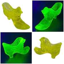 VTG Boyd Art Glass Cat Slipper Shoe 1992 Vaseline Yellow Green Daisy Button 091A picture