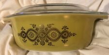 Vintage Pyrex 1-1/2 Quart Lidded Casserole Mustard Yellow & Gold Scroll 043 Bowl picture
