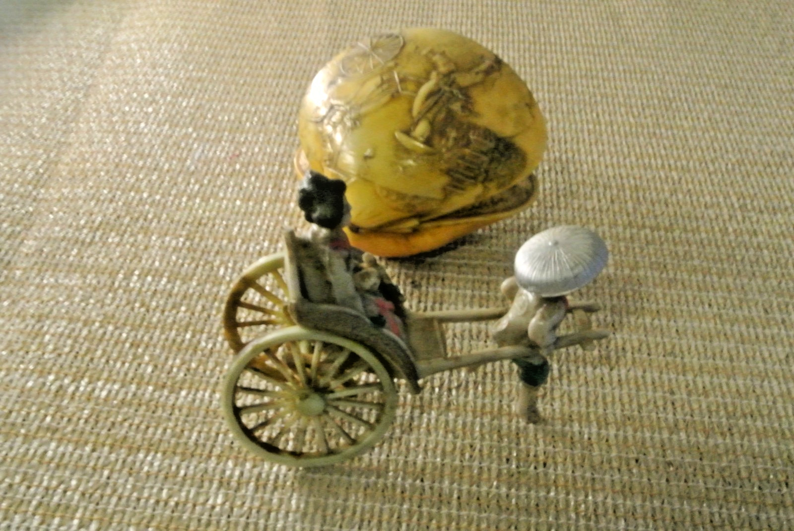 2 VTG 1940s Celluloid Japanese Rickshaw Man Geisha & Clam Village