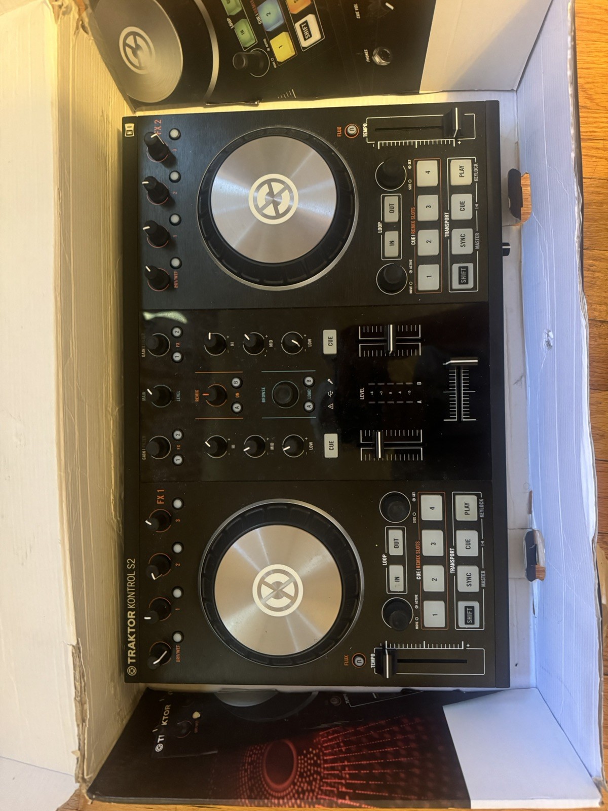 Native Instruments TRAKTOR KONTROL S2 MK2 DJ Controller Native Instruments TRAKTOR KONTROL S2 MK2 DJ Controller