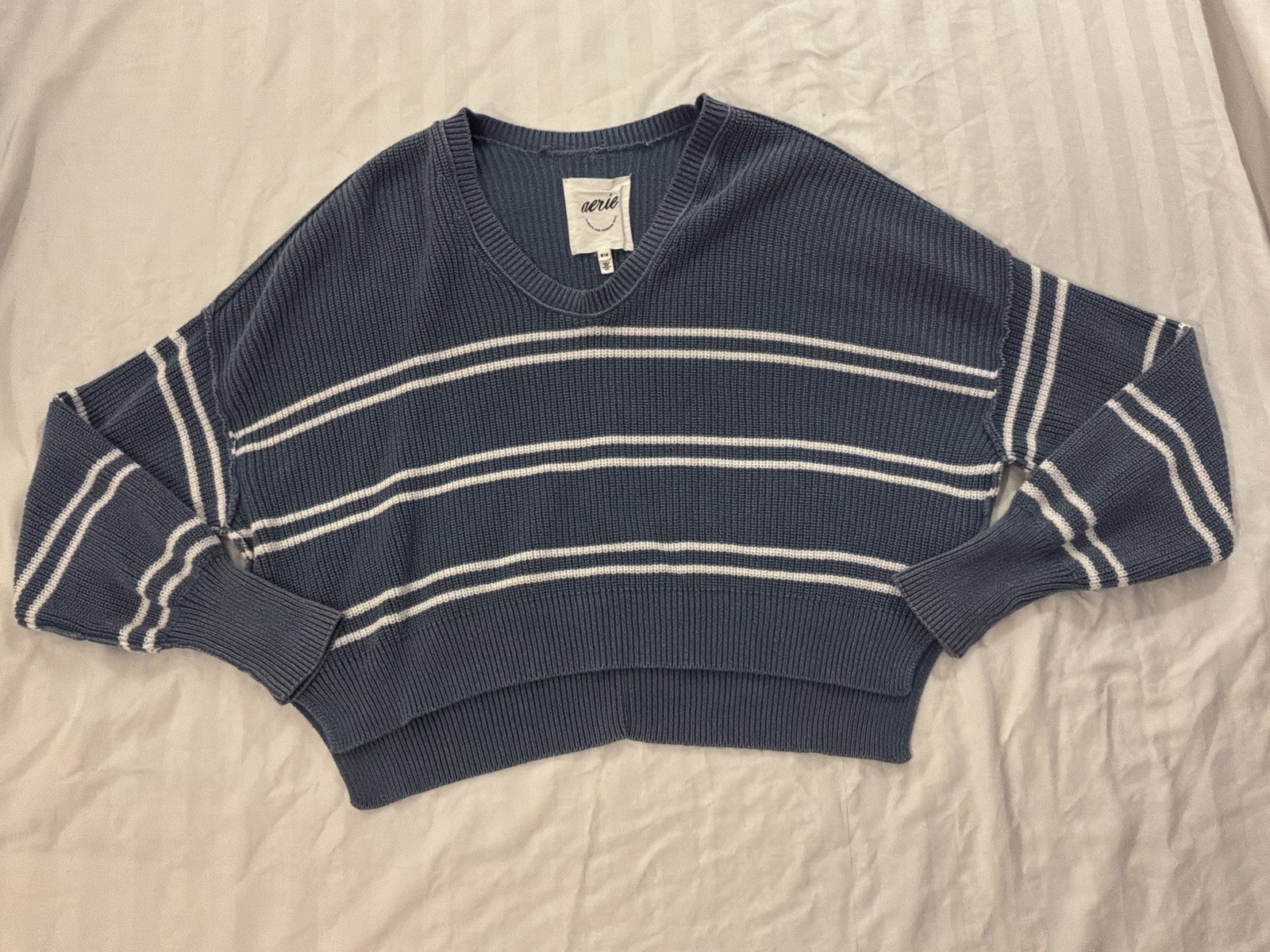 Aerie Women\'s M cropped Striped V-Neck Knit Long Sleeve Pullover Sweater Aerie Women\'s M cropped Striped V-Neck Knit Long Sleeve Pullover Sweater