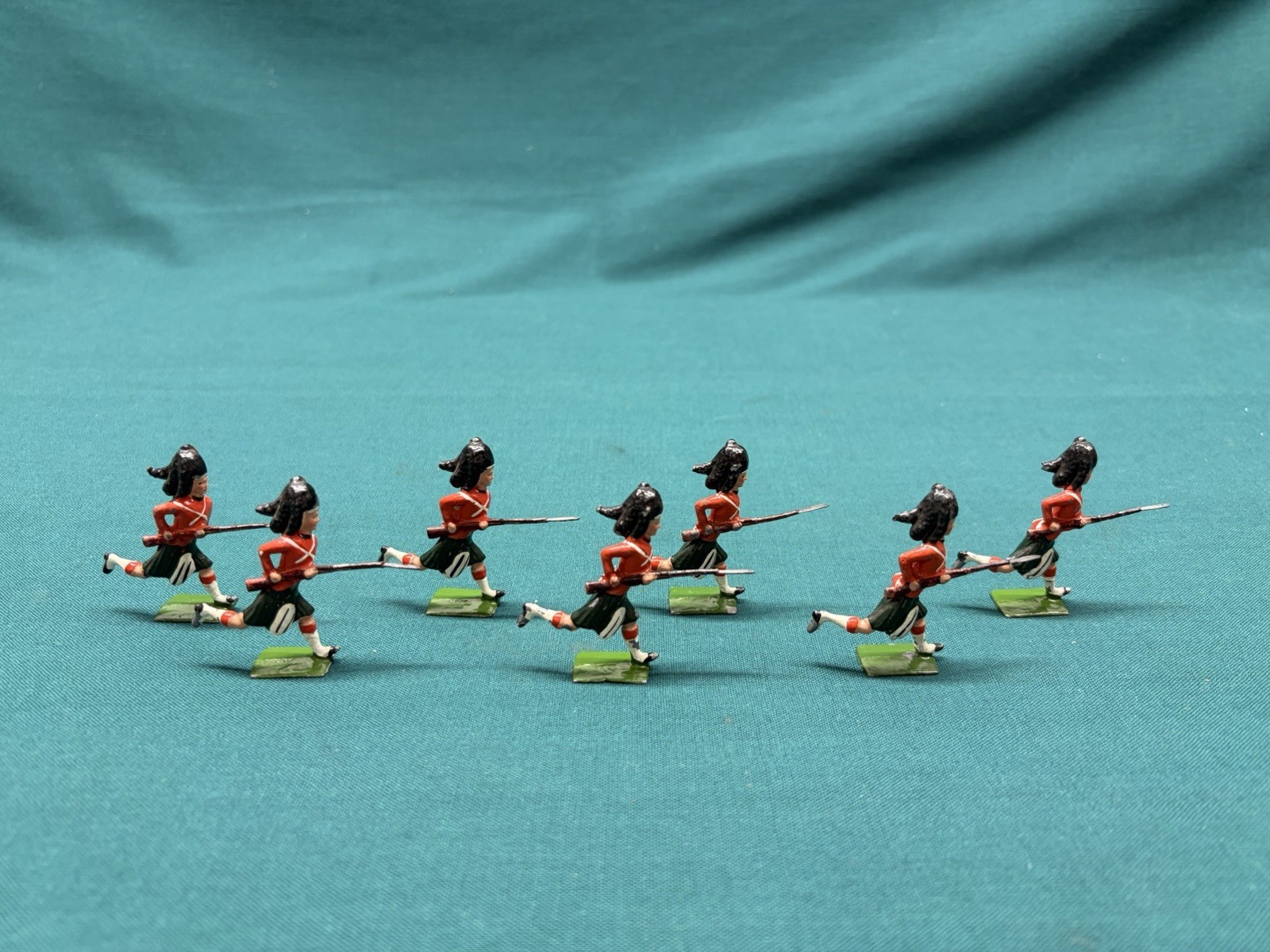 VTG Britains Set #11 The Black Watch Royal Highlanders Set of 7 Toy Soldiers VTG Britains Set #11 The Black Watch Royal Highlanders Set of 7 Toy Soldiers