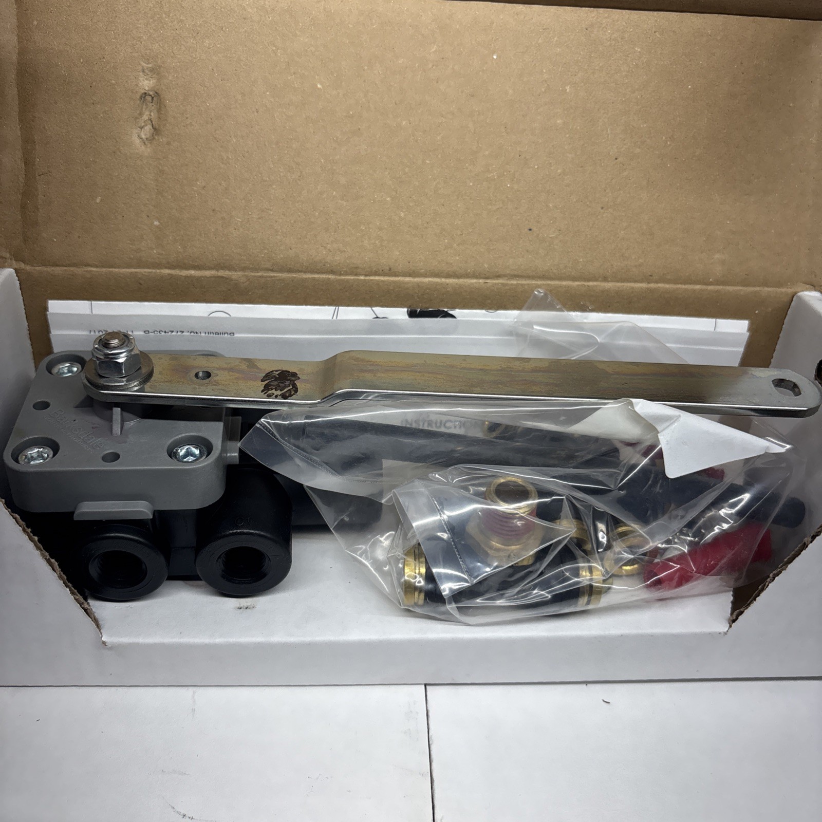 OEM Volvo 85148634 Suspension Leveling Valve Kit OEM Volvo 85148634 Suspension Leveling Valve Kit