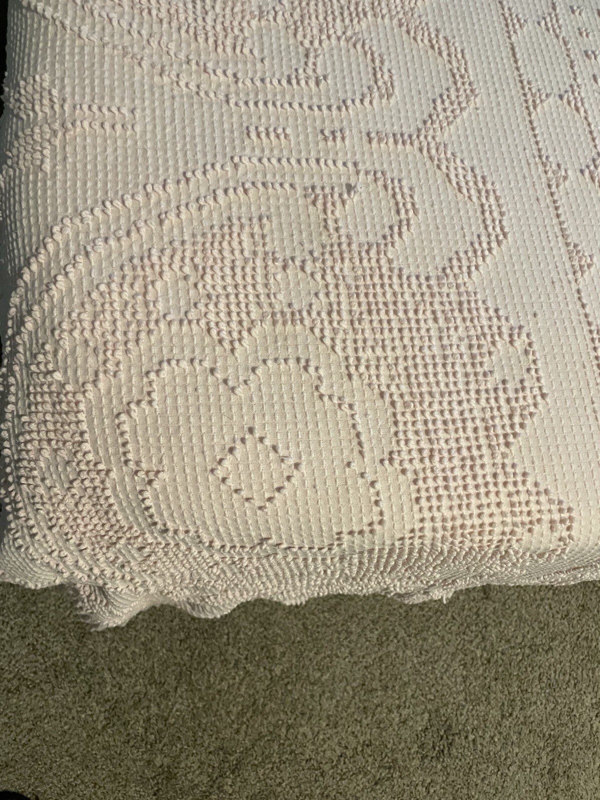VINTAGE PINK CHENILLE HOBNAIL FRINGED BEDSPREAD 90X107 SUN And FLORAL DESIGN VINTAGE PINK CHENILLE HOBNAIL FRINGED BEDSPREAD 90X107 SUN And FLORAL DESIGN