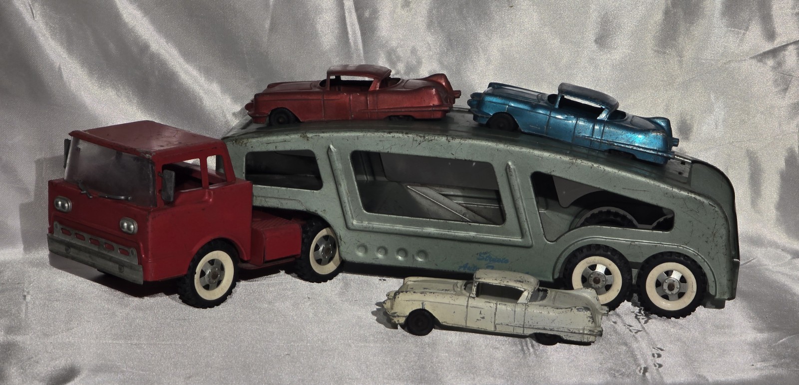 1960s STRUCTO PRESSED STEEL AUTO TRANSPORT CAR CARRIER w 3 CARS 1960s STRUCTO PRESSED STEEL AUTO TRANSPORT CAR CARRIER w 3 CARS