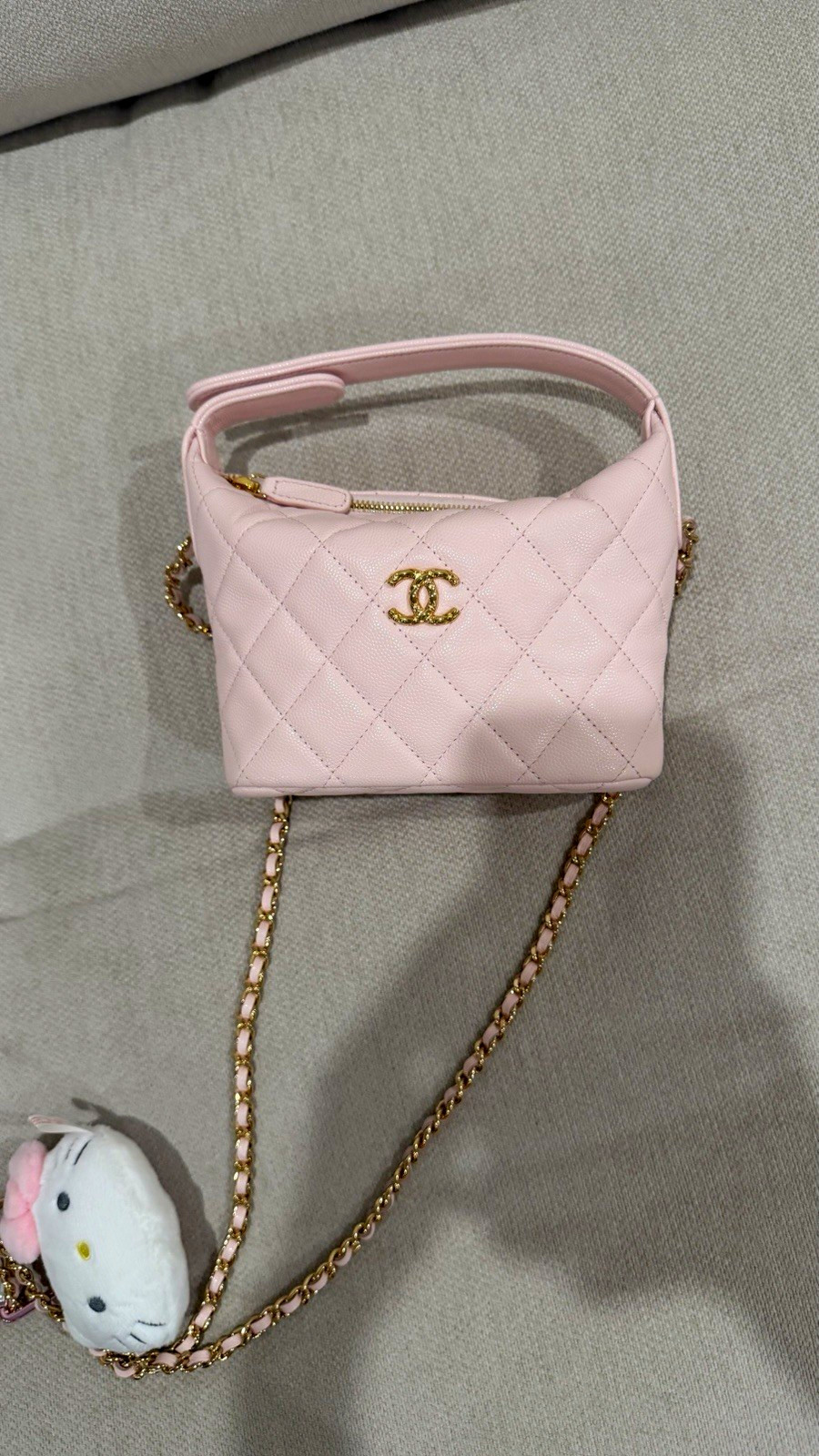 CHANEL Shiny Caviar Hobo Clutch With Chain Light Pink CHANEL Shiny Caviar Hobo Clutch With Chain Light Pink