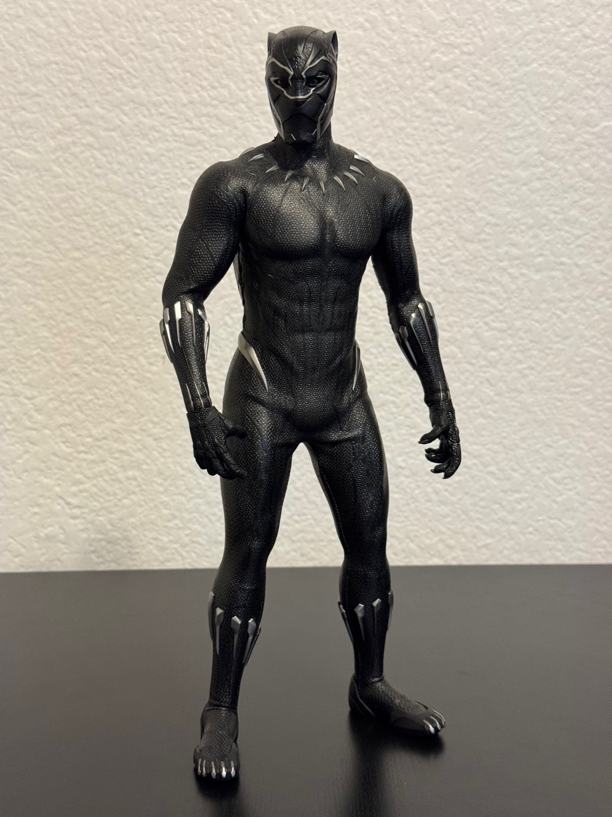 Hot Toys MMS470 Black Panther 1/6 Scale Figure - Loose With No Box Hot Toys MMS470 Black Panther 1/6 Scale Figure - Loose With No Box