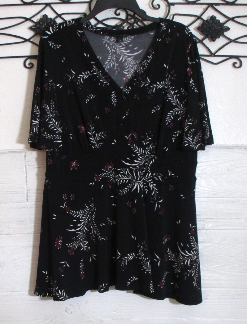 Torrid Knit Top Women\'s Size 0 Black Floral Short Sleeve V Neck Torrid Knit Top Women\'s Size 0 Black Floral Short Sleeve V Neck