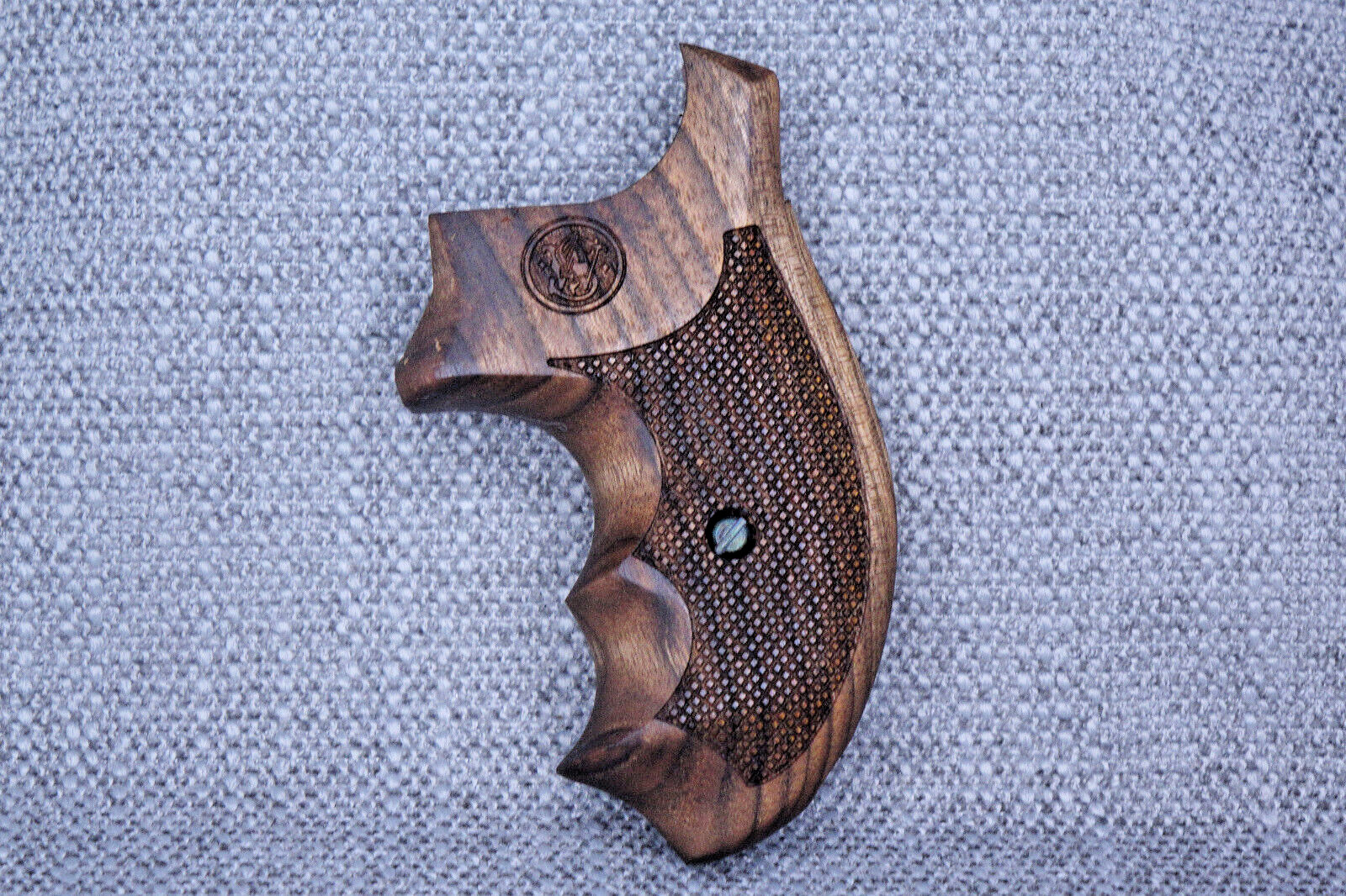 Custom walnut grips fits Smith Wesson S&W J Frame Round Butt CHECKERED & LOGO Custom walnut grips fits Smith Wesson S&W J Frame Round Butt CHECKERED & LOGO