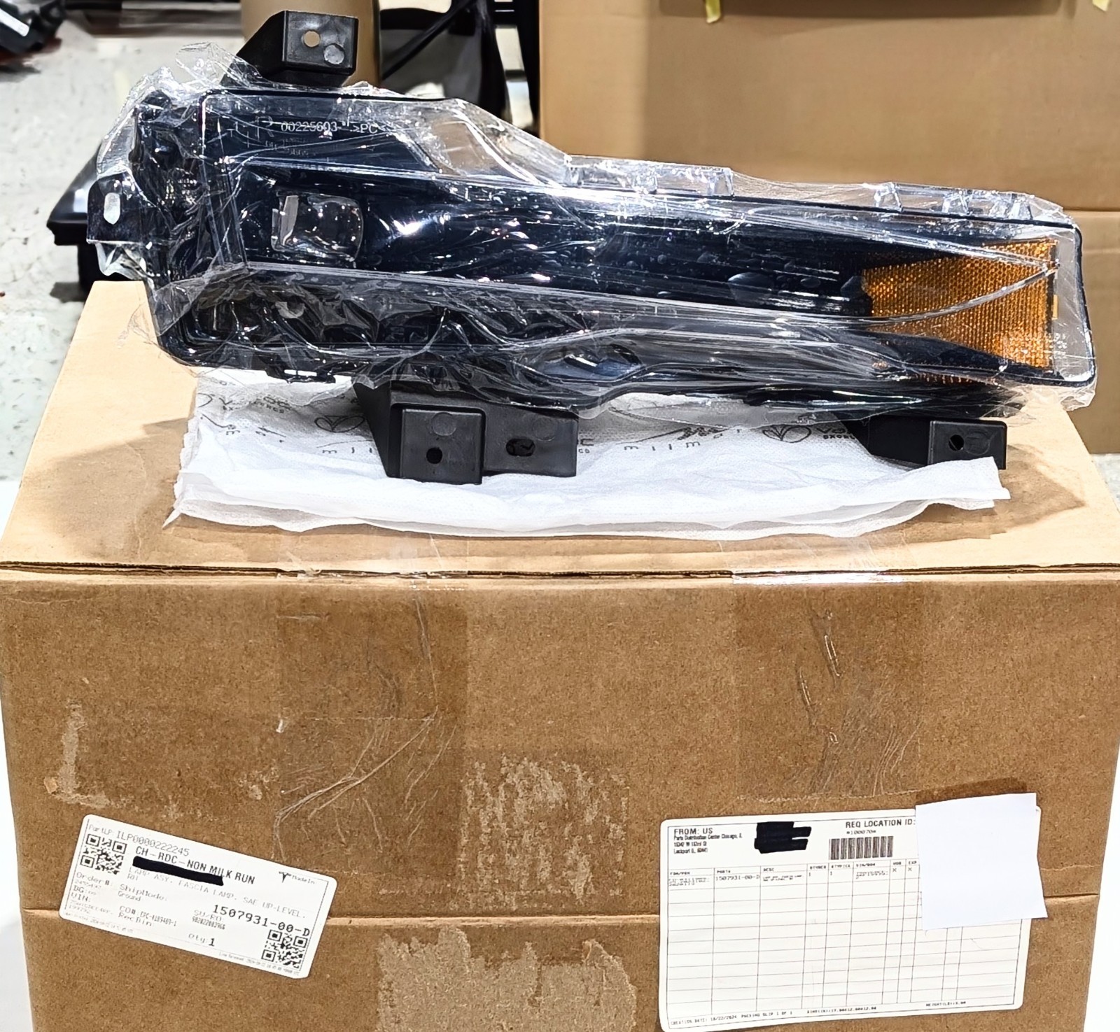 GENUINE 2020-2025 TESLA MODEL Y 2017-2023 MODEL 3 RIGHT FOG LIGHT OEM 3 PIN NEW GENUINE 2020-2025 TESLA MODEL Y 2017-2023 MODEL 3 RIGHT FOG LIGHT OEM 3 PIN NEW