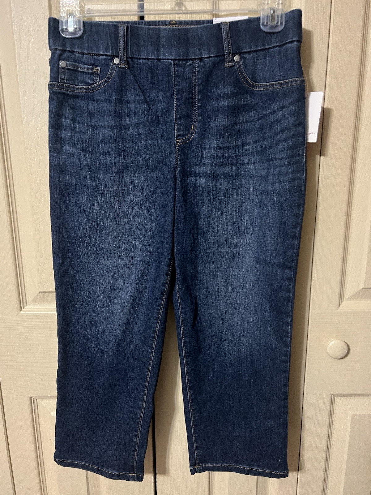 NWT - Kim Rogers Pull-On Straight Leg Tummy Control Denim Capris Size 8 NWT - Kim Rogers Pull-On Straight Leg Tummy Control Denim Capris Size 8