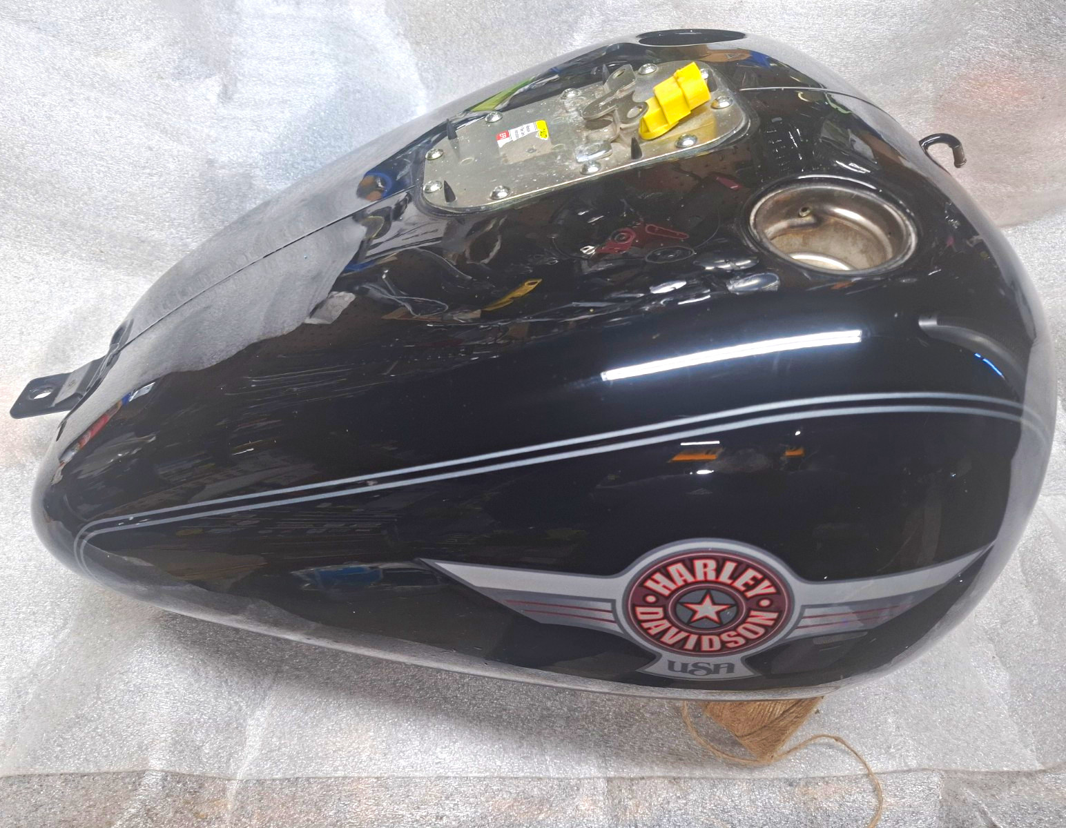 Harley, davidson, fat boy gas tank, excellent condition, Black softail soft tail Harley, davidson, fat boy gas tank, excellent condition, Black softail soft tail