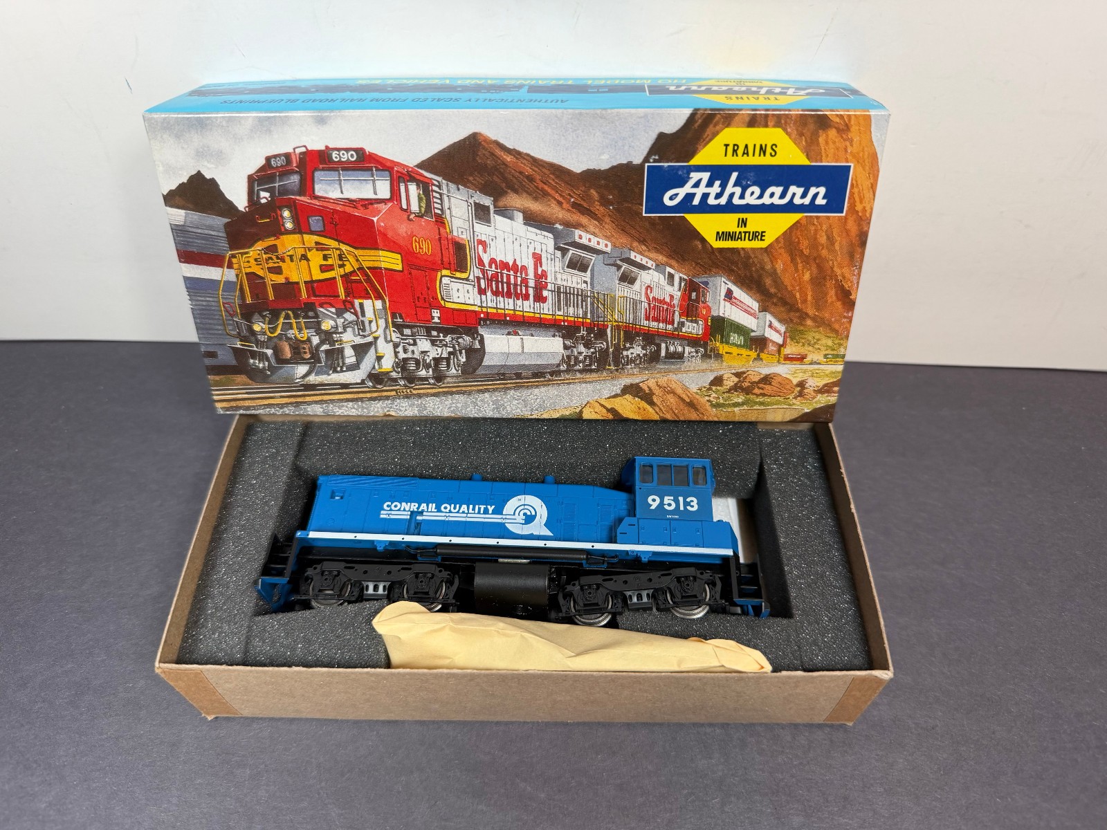 Athearn HO Scale Train 3936 SW1500 Powered Diesel Locomotive CONRAIL 9513