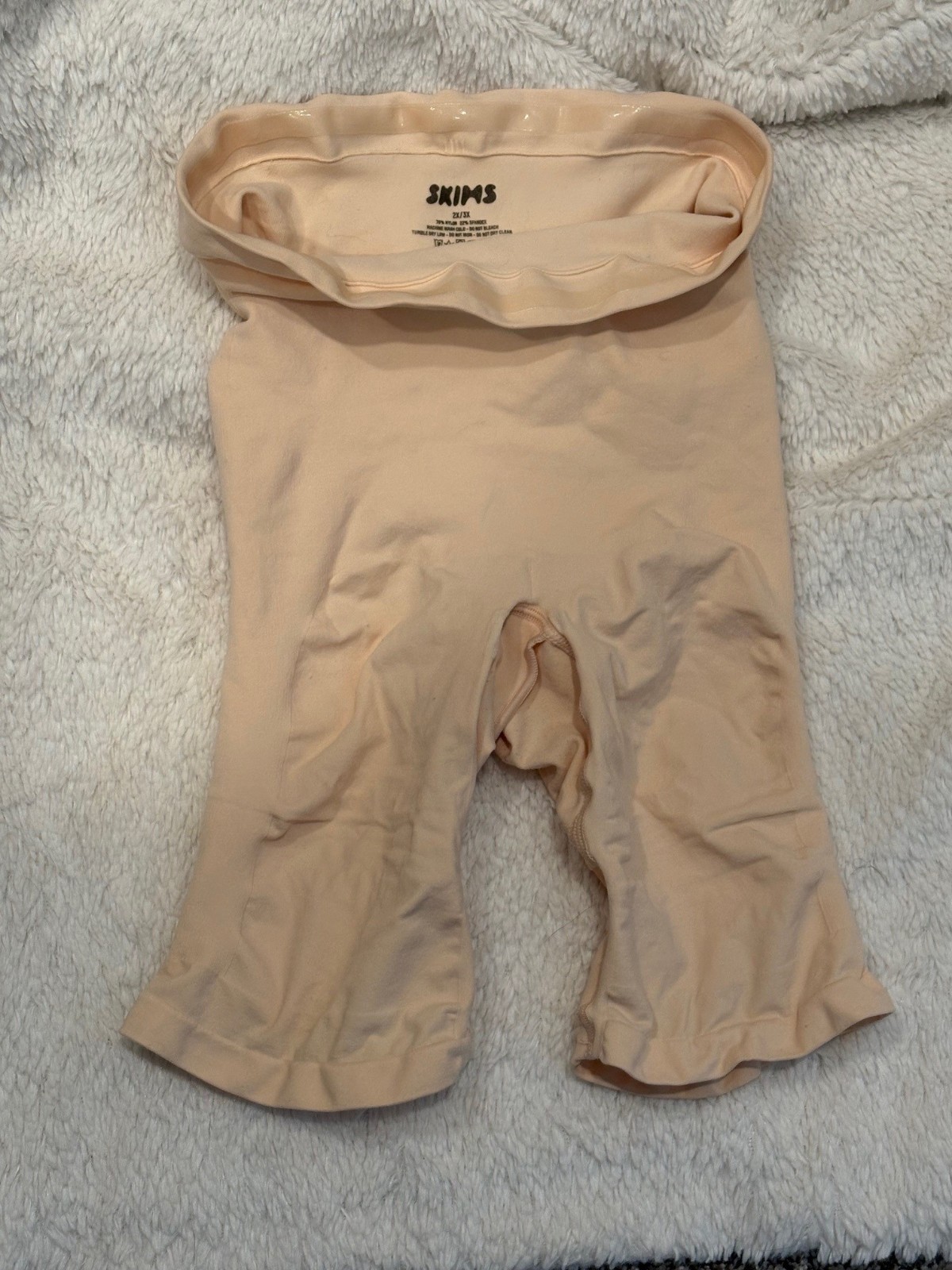 SKIMS Sculpting Short Mid Thigh 2X-3X L (only worn once) SKIMS Sculpting Short Mid Thigh 2X-3X L (only worn once)