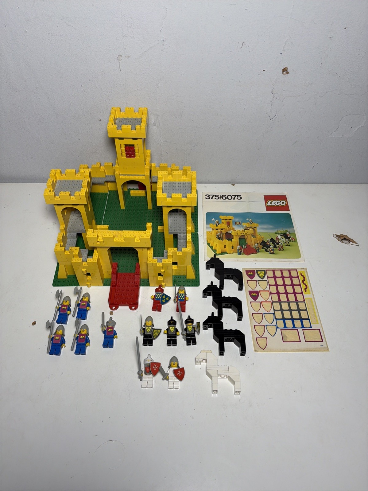Vintage Lego Legoland Classic Yellow Castle 375/6075 99% With Instructions Vintage Lego Legoland Classic Yellow Castle 375/6075 99% With Instructions