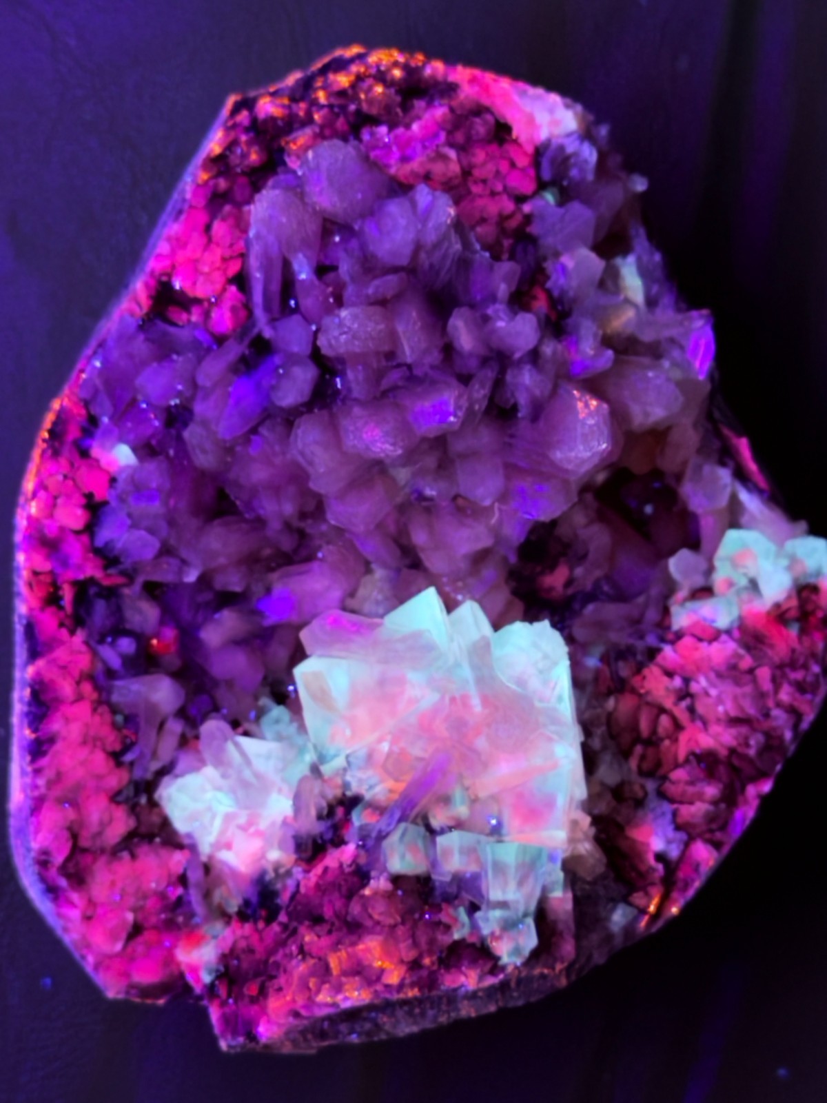 Rare Calcite Stellerite Julgodite Geode India Dual Wave UV Fluorescent Stand