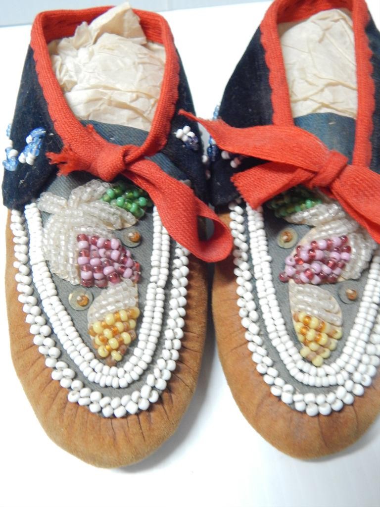 ANTIQUE c1860-80s IROQUOIS INDIAN BEADED CHILD MOCCASINS - MINT - NEVER WORN 