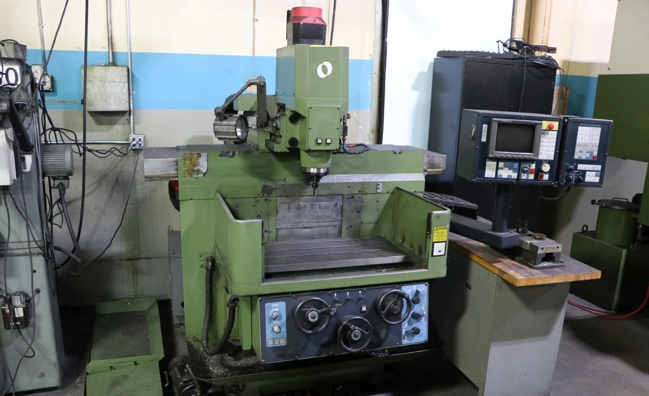 1998 Makino KE-55 CNC Vertical Knee Mill Professional JN Control CAT40