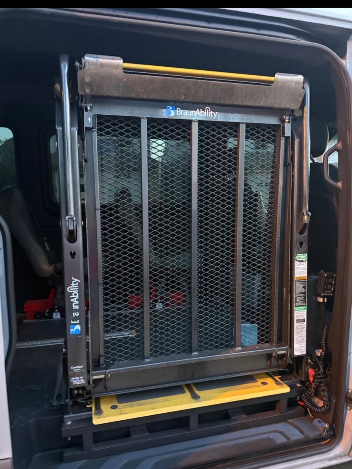 BraunAbility Wheelchair Lift w/ Wired Remote Tested & Working Local Pickup