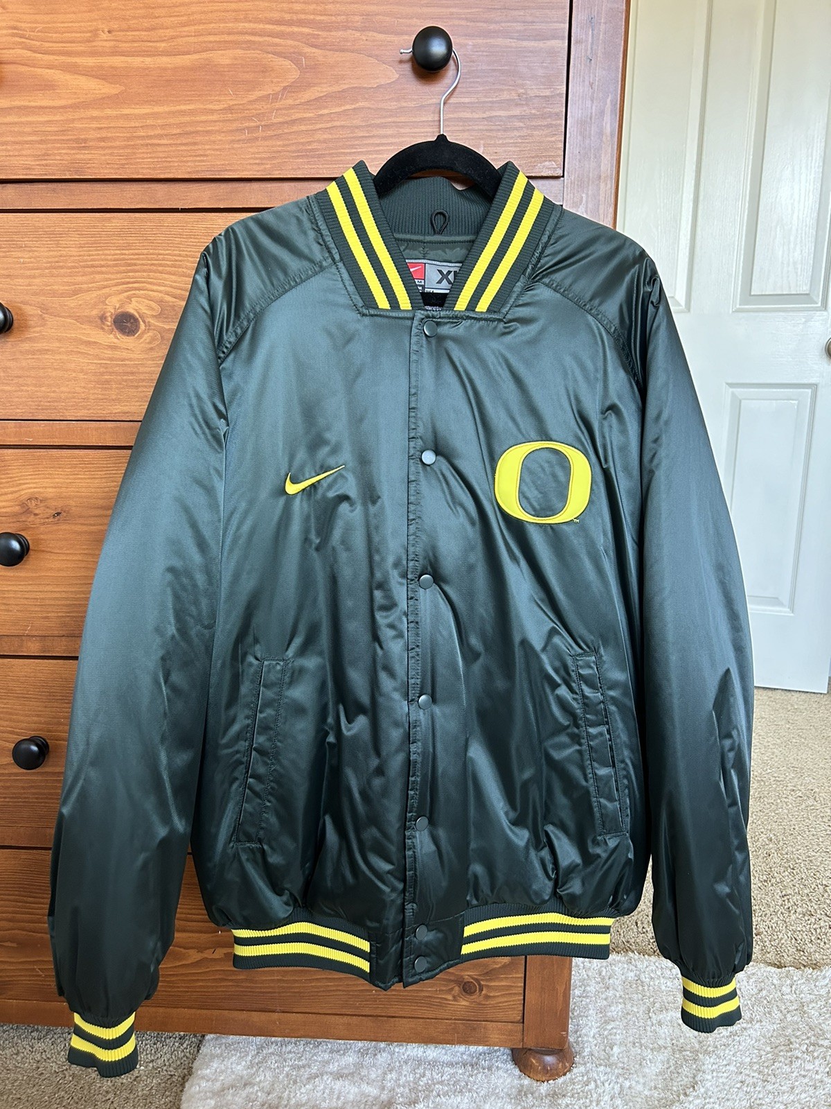 Vintage 2002 Nike Team “Oregon Ducks” Satin Bomber Jacket - Men’s XL Vintage 2002 Nike Team “Oregon Ducks” Satin Bomber Jacket - Men’s XL