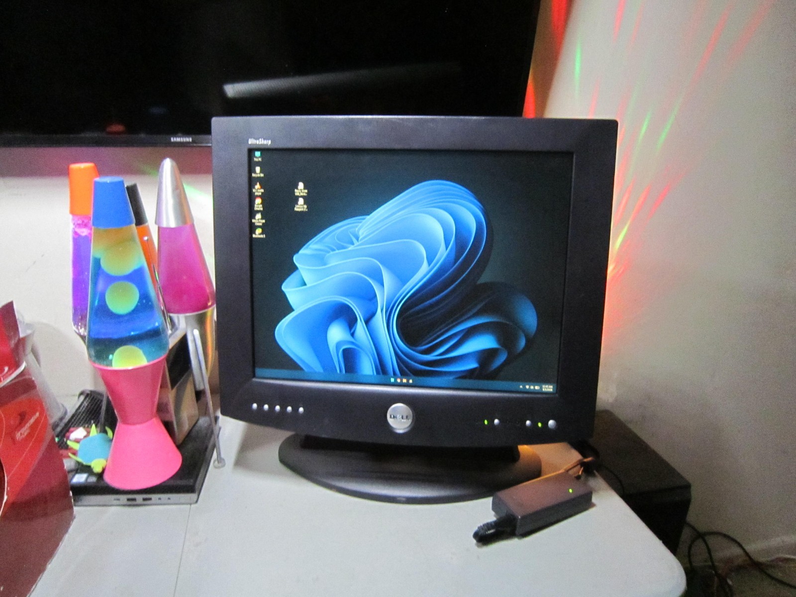 Beautiful Vintage Dell 20.1” Ultrasharp 2000FP 4:3 1600 x 1200 LCD Monitor FREES