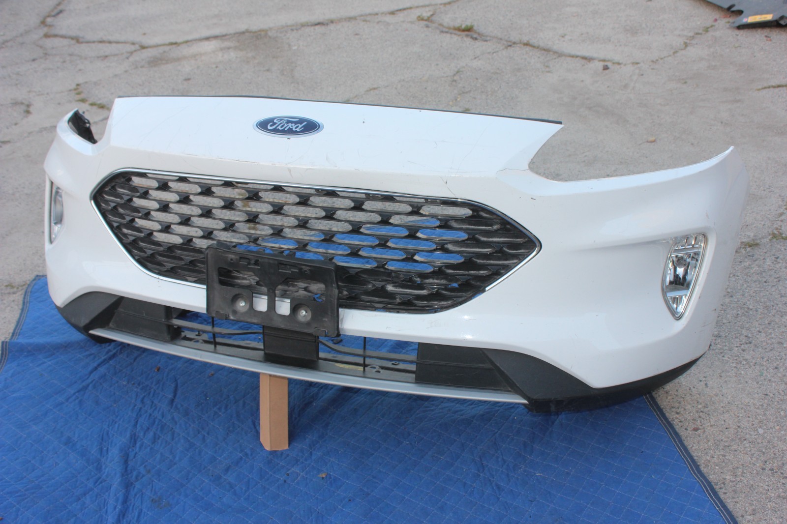 20-22 FORD ESCAPE FRONT BUMPER GRILL VALANCE GENUINE FACTORY OEM WHITE 