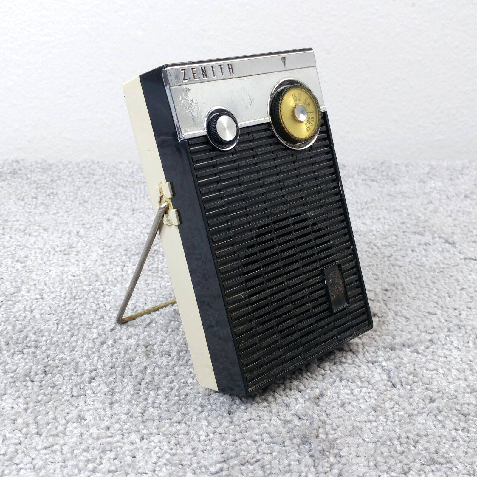 Vintage Zenith Royal 275 Transistor Radio AM 1959 With Kick Stand NOT Working