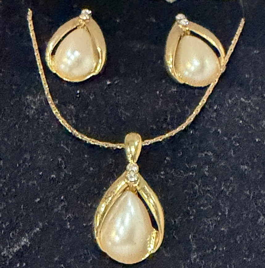 Avon Vintage 1995 Golden Pearlesque Gift Set w/Pierced Earrings Set NEW Vintage Avon Vintage 1995 Golden Pearlesque Gift Set w/Pierced Earrings Set NEW Vintage