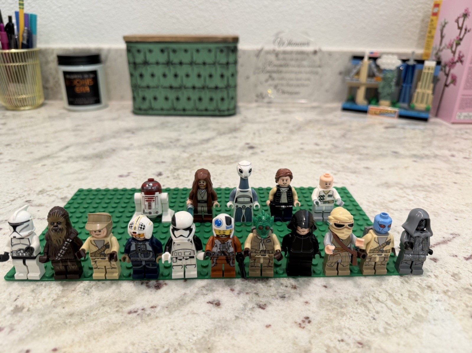 LEGO Star Wars Random minifigure lot of 16 LEGO Star Wars Random minifigure lot of 16