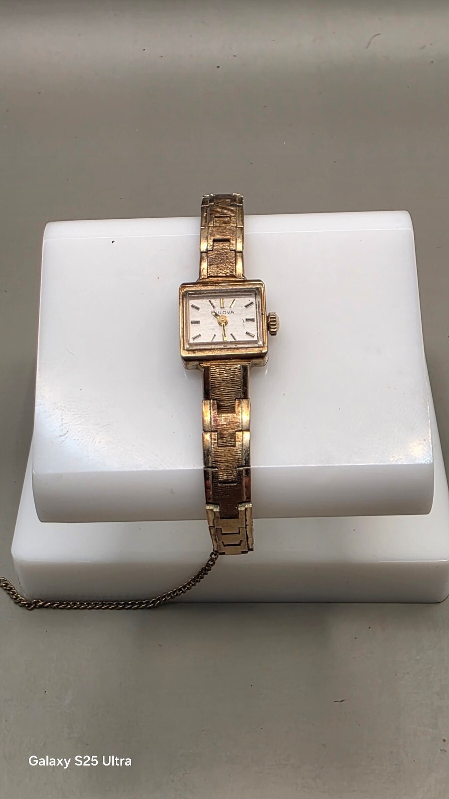 Vintage Bulova Gold Tone Mechanical Women\'s Wristwatch Vintage Bulova Gold Tone Mechanical Women\'s Wristwatch