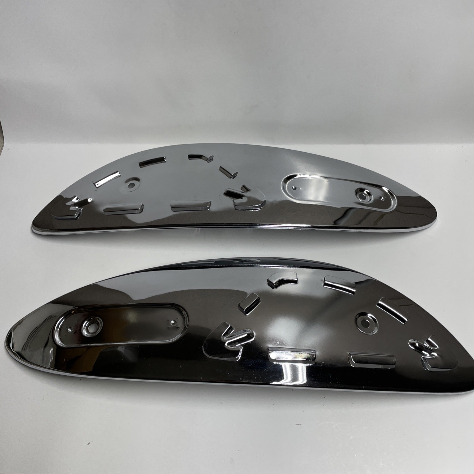 NOS Yamaha Side Cover Set YG5 68-69 207-24139-00-93 & 207-24129-00-93 Genuine NOS Yamaha Side Cover Set YG5 68-69 207-24139-00-93 & 207-24129-00-93 Genuine