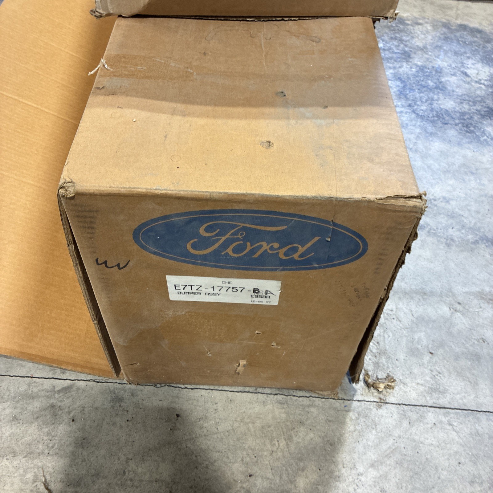 (1) Genuine Ford 87-91 F150 Truck F250 F350 E7TZ-17757-A Styleside Bronco NOS (1) Genuine Ford 87-91 F150 Truck F250 F350 E7TZ-17757-A Styleside Bronco NOS