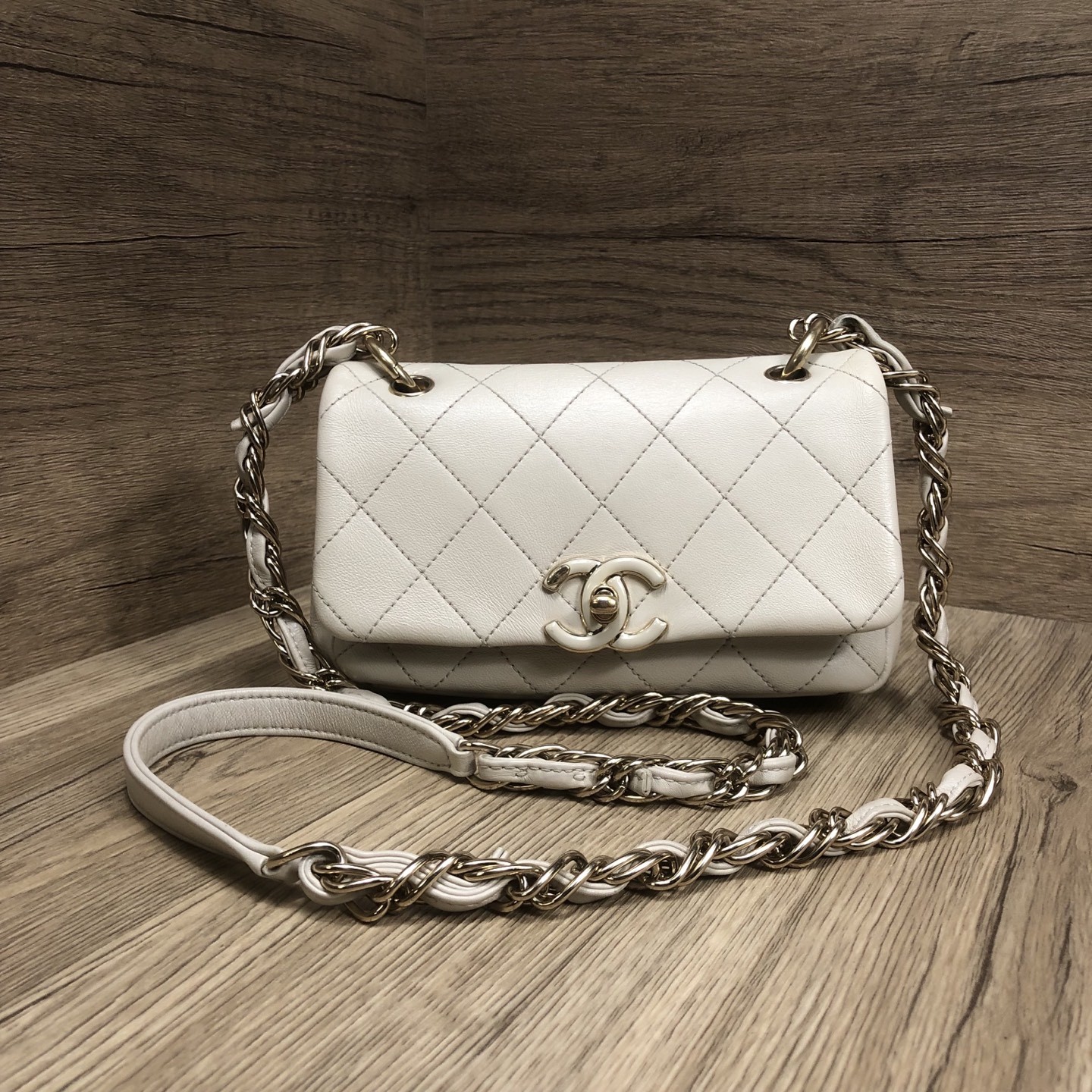 Chanel Classic Flap Mini White Quilted Leather Silver Chain Shoulder Bag Chanel Classic Flap Mini White Quilted Leather Silver Chain Shoulder Bag