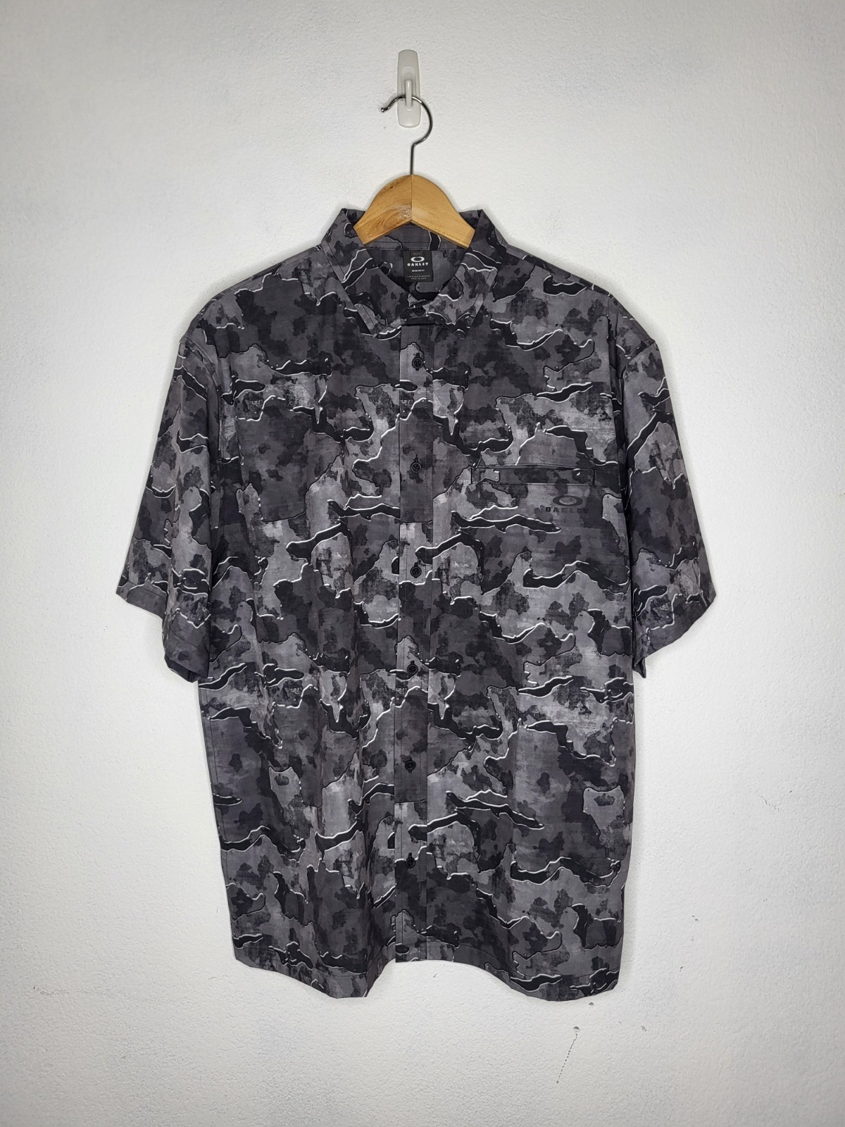 OAKLEY All Day Recycled Button Up Shirt Men\'s Large Metal Camo Black NWOT OAKLEY All Day Recycled Button Up Shirt Men\'s Large Metal Camo Black NWOT