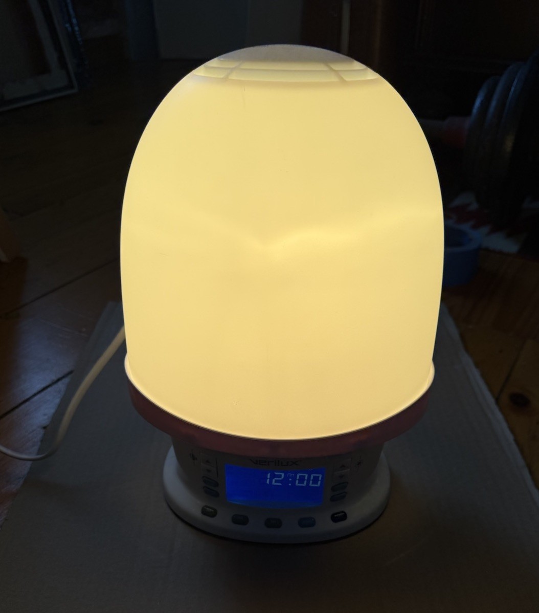 Verilux VA05 Rise and Shine Natural Wake Up Light Alarm Clock Radio Soundscapes Verilux VA05 Rise and Shine Natural Wake Up Light Alarm Clock Radio Soundscapes