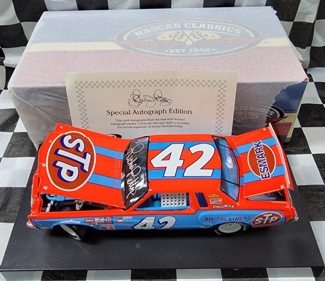 Richard Petty #42 STP 1981 AUTOGRAPHED Monte Carlo 1:24 C422621STPRPAUT CLASSICS