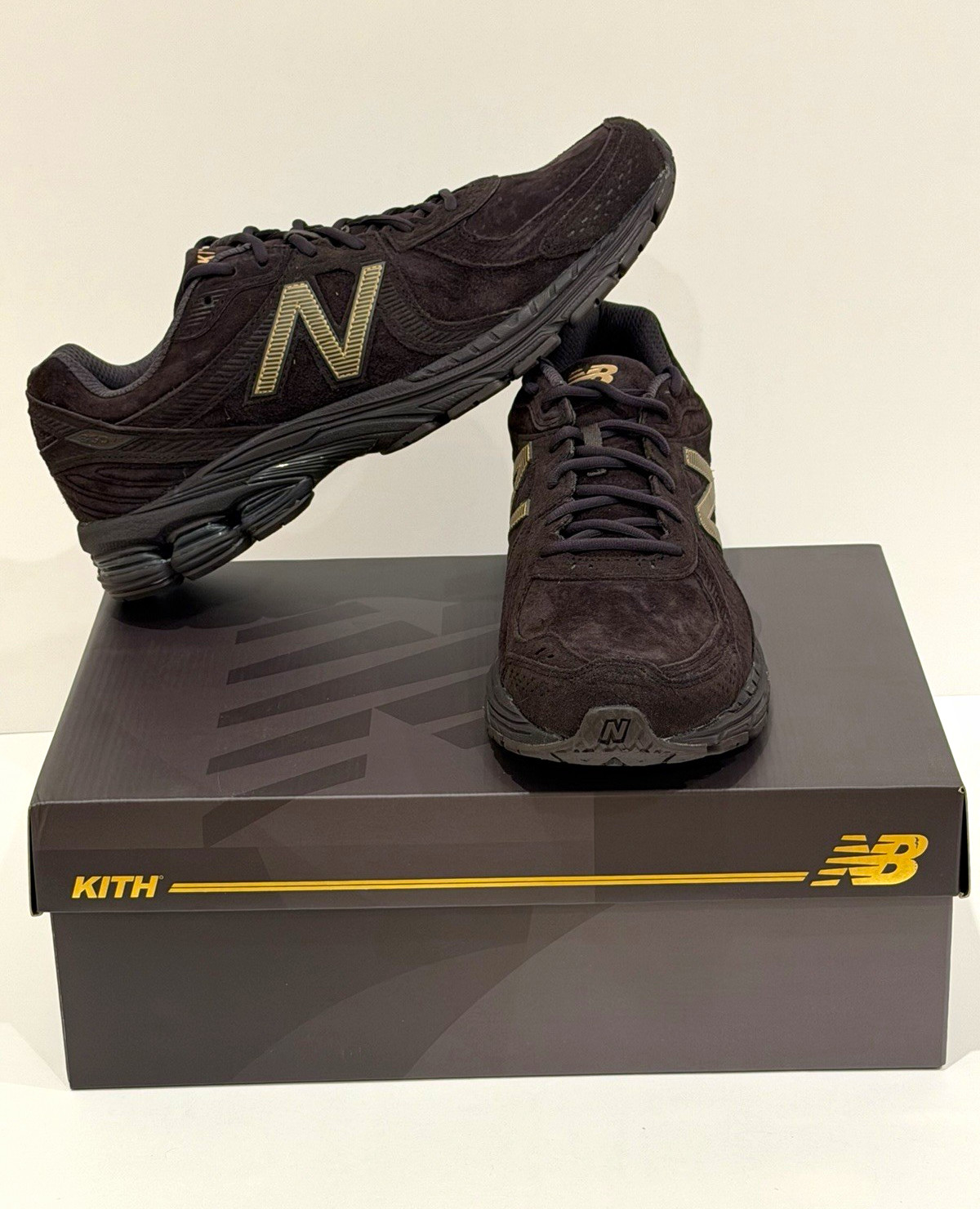 New Balance X Kith 860v2 Men’s Low Top Lace-Up Sneakers Espresso Brown ML860KT2 New Balance X Kith 860v2 Men’s Low Top Lace-Up Sneakers Espresso Brown ML860KT2