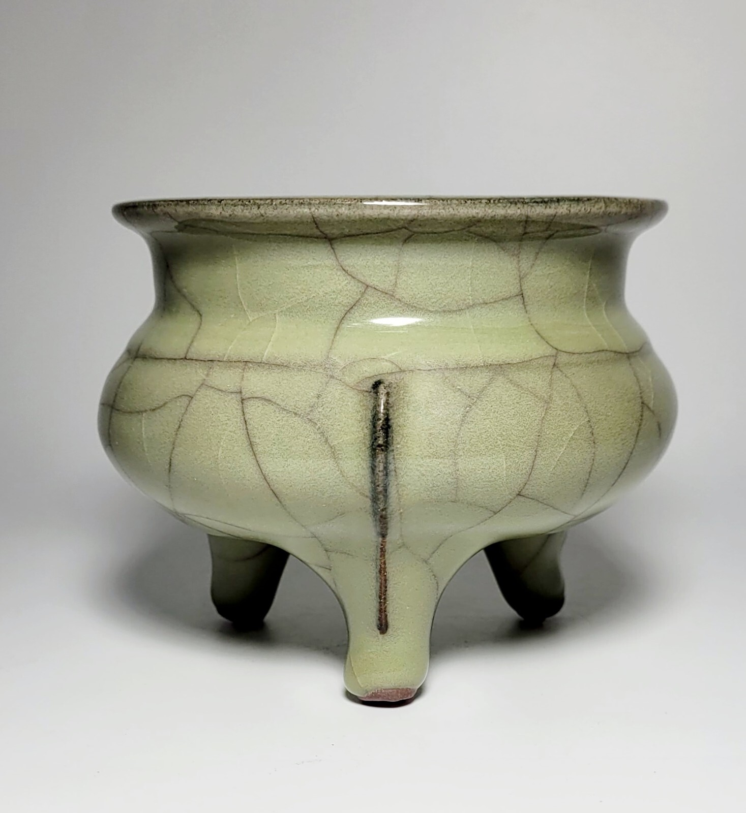 ED239 A Guan crackled dark green celadon tripod censer Song dynasty 13/14th Cent