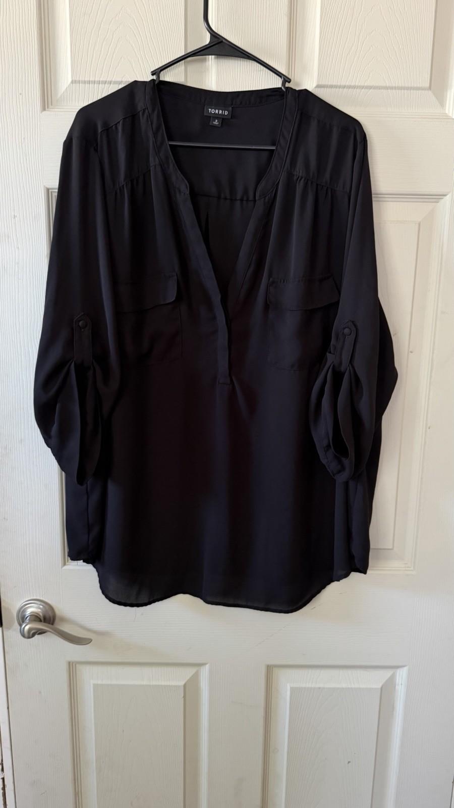 Torrid Women’s Plus 3 Black Solid V-Neck 3/4 Roll Tab Sleeve Blouse Torrid Women’s Plus 3 Black Solid V-Neck 3/4 Roll Tab Sleeve Blouse